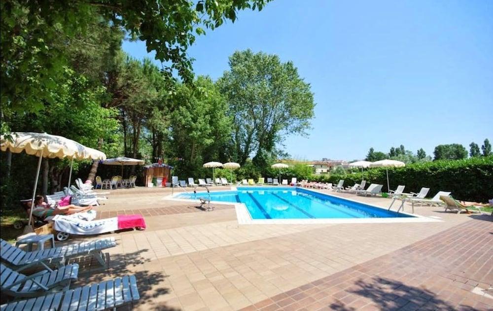 Hotel Plutone Червія Екстер'єр фото