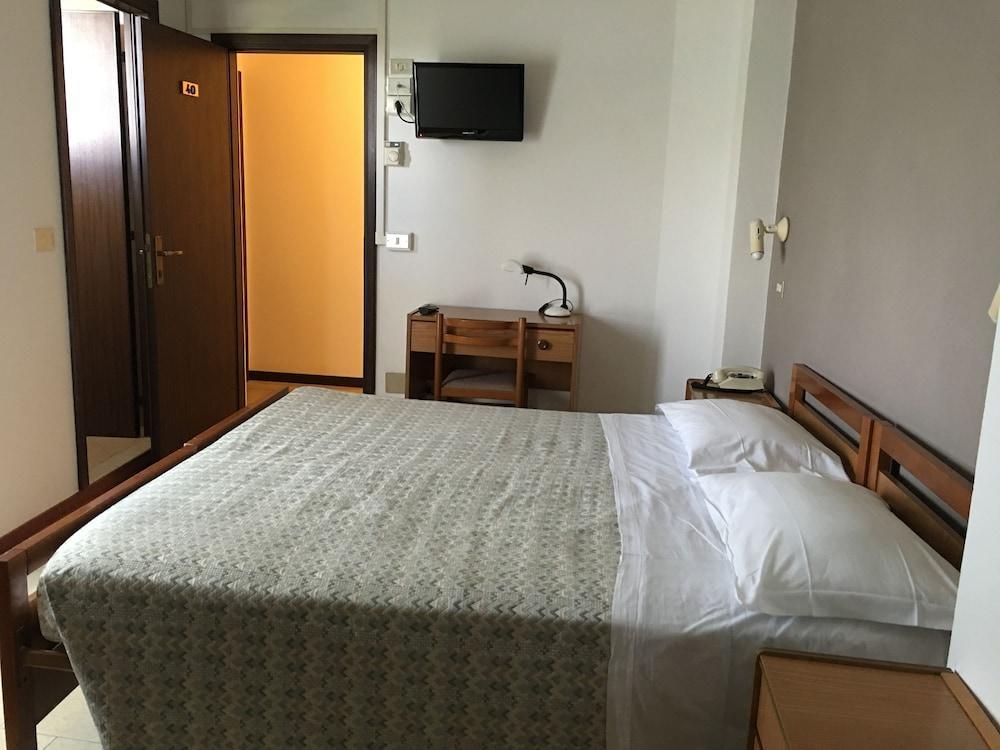 Hotel Plutone Червія Екстер'єр фото