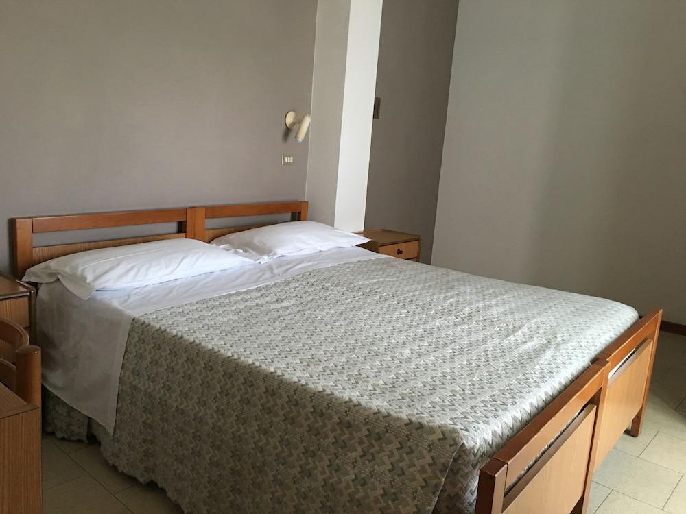 Hotel Plutone Червія Екстер'єр фото