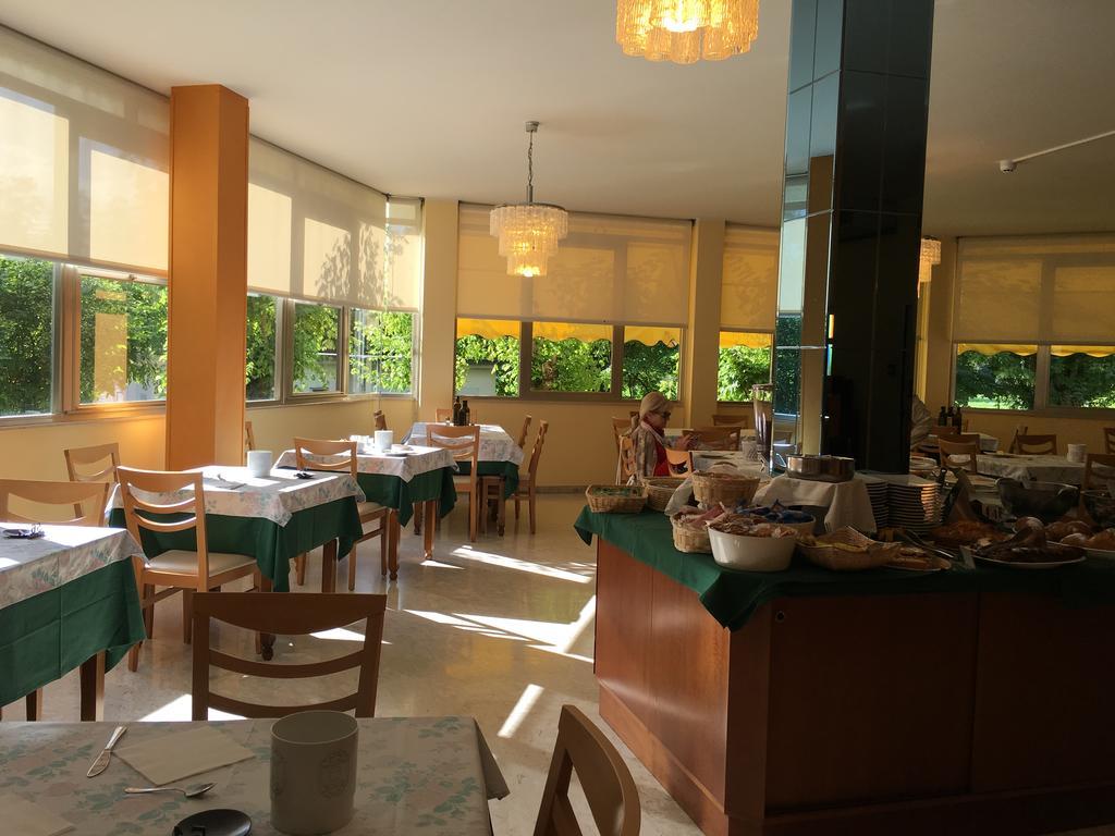 Hotel Plutone Червія Екстер'єр фото